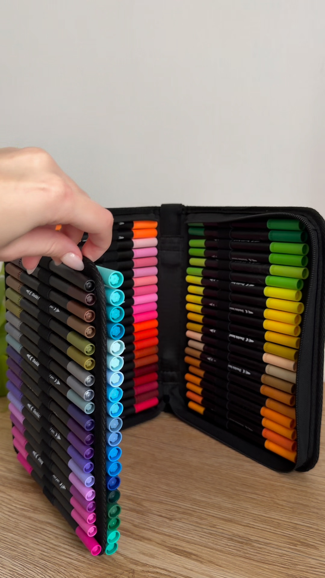 Kit BRILL Artista 80 — estuche abierto con 80 marcadores